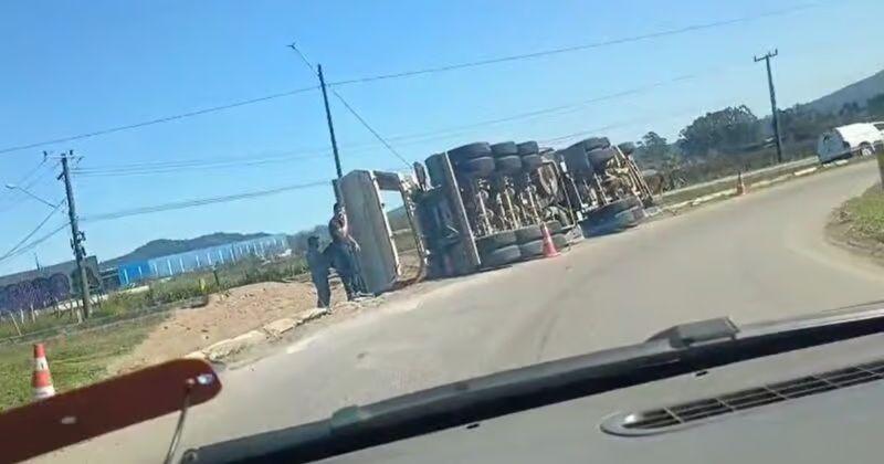 Caminhão literalmente “faz o L” e tomba na BR-101 em Navegantes