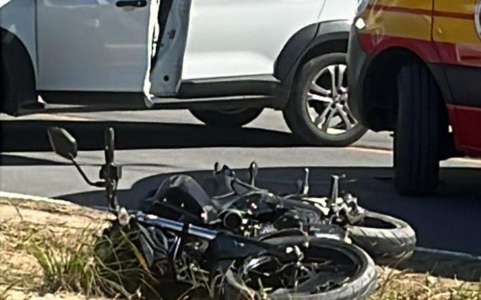 Casal fica ferido em colisão de carro e moto em Itapema
