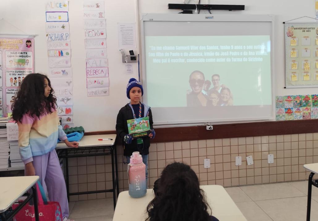 Com apenas 9 anos, escritor mirim autista inspira crianças em escolas de Navegantes