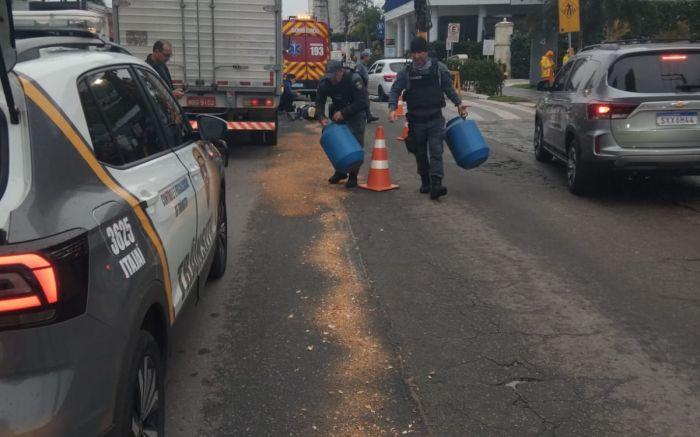 Derramamento de óleo causa acidentes e congestionamento entre Itajaí e Balneário Camboriú
