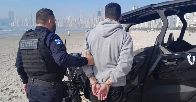 Foragido por homicídio e tráfico é preso na faixa de areia pela Guarda Municipal em BC