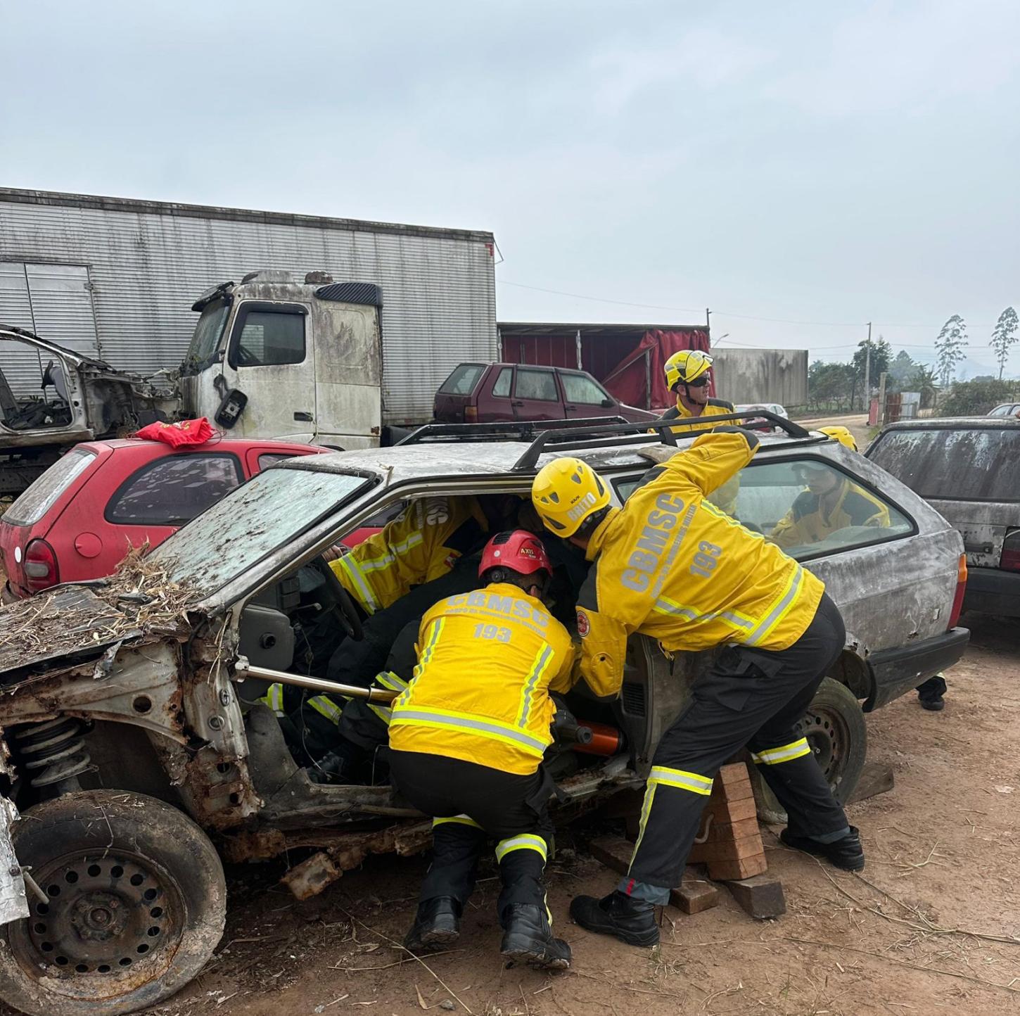 FOTOS: Bombeiros de Navegantes realizam treinamento de resgate veicular