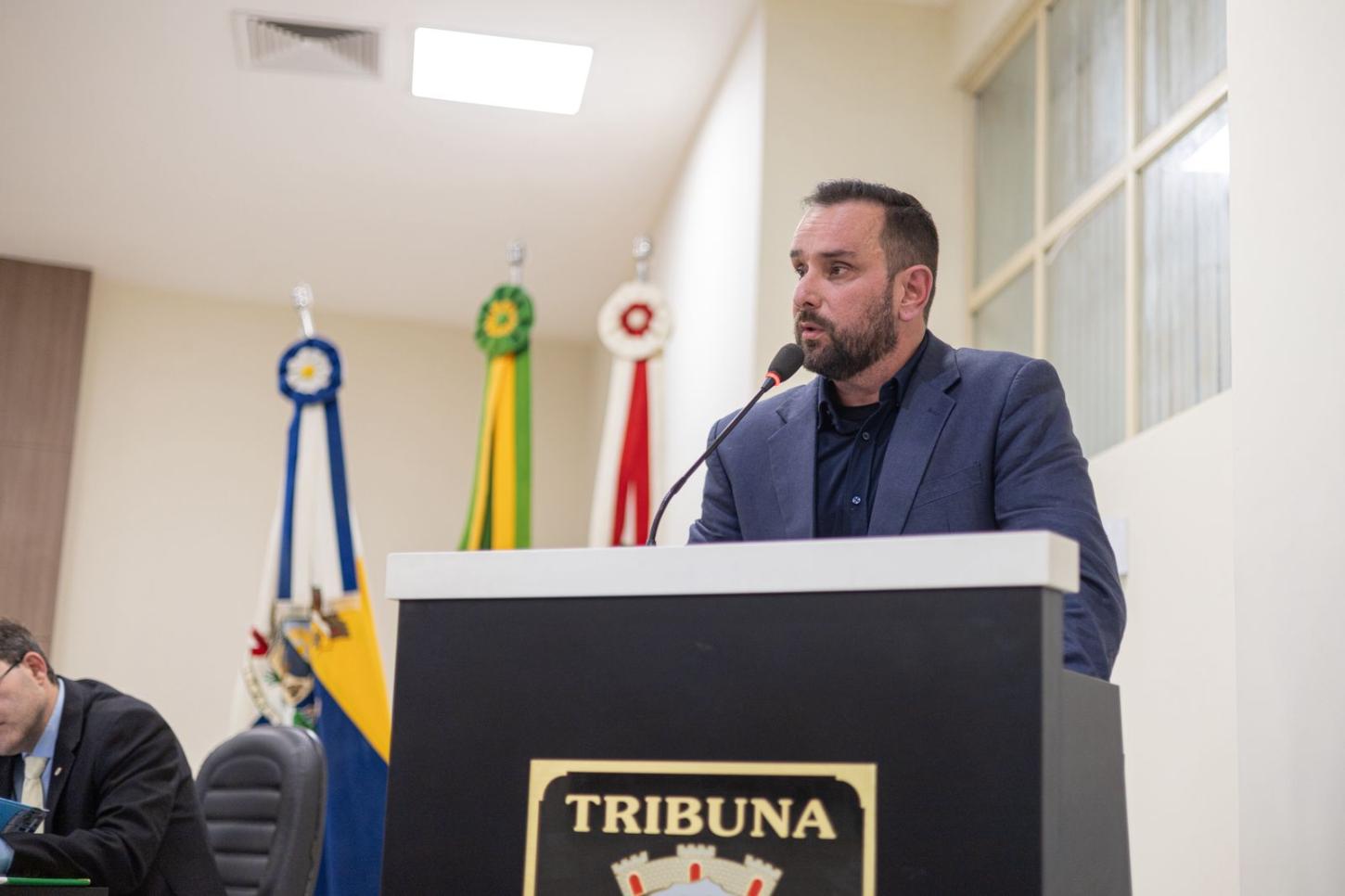 Itapema aprova aumento de multa para empresas que deixam fios soltos em postes