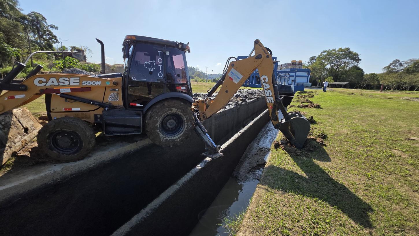 Limpeza remove lodo do sistema de captação de água da Emasa em Camboriú