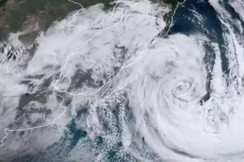 Mar agitado, ressaca e frio intenso: Defesa Civil mantém alerta em Itajaí até quinta-feira (31)