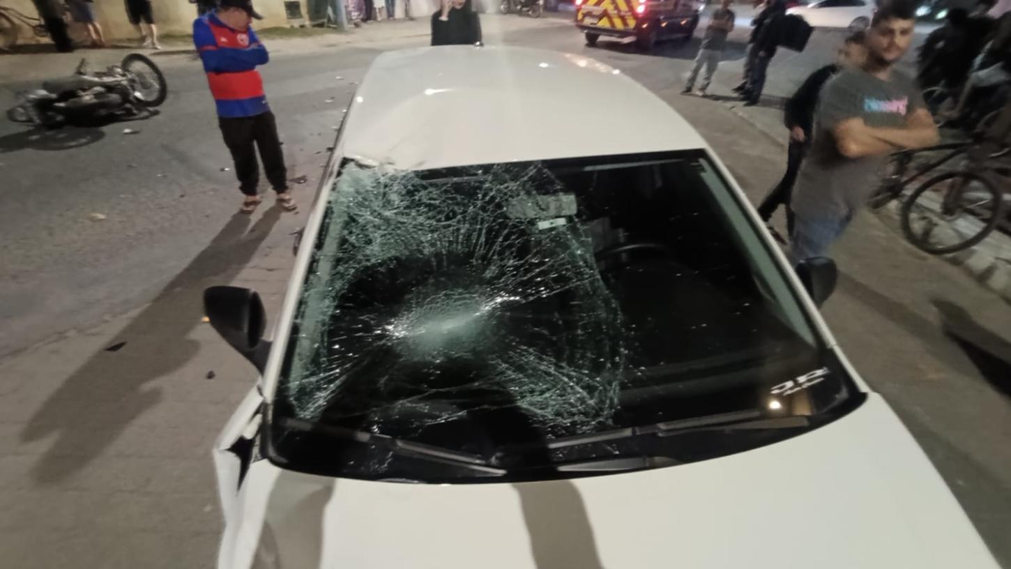 Motociclista fica ferido após colidir com carro no bairro Nossa Senhora das Graças, em Navegantes