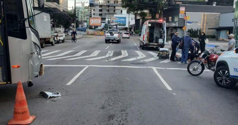 Motociclista quebra a perna em acidente com BC Bus na Avenida do Estado