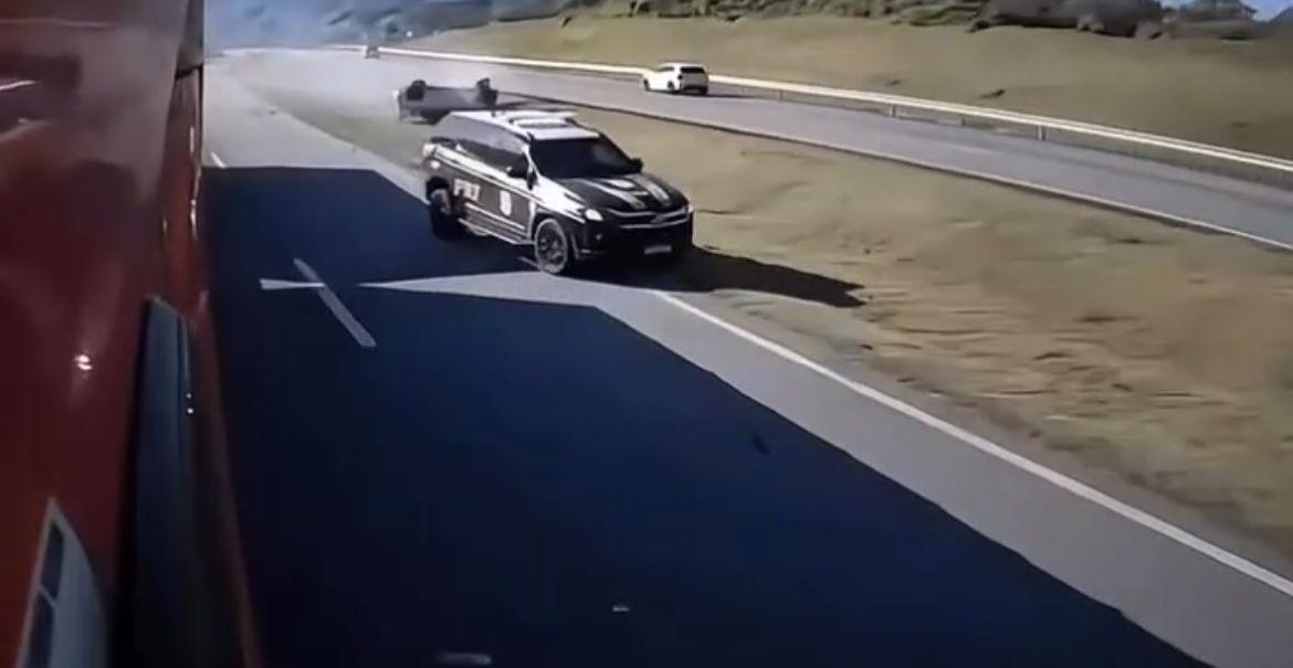Motorista capota carro na BR-101 durante fuga e é preso com 97 kg de maconha
