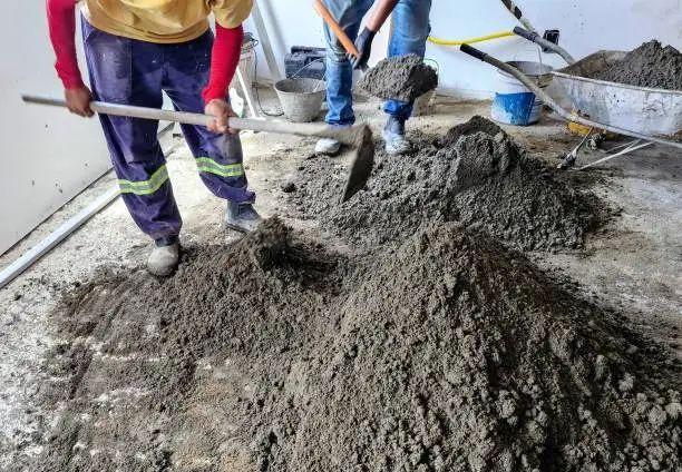 Mulher cai e se machuca ao fugir de ex que a flagrou com pedreiro em Itapema