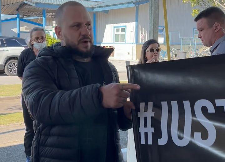 Pais de bebê morto cobram justiça durante visita do governador ao Hospital Ruth Cardoso