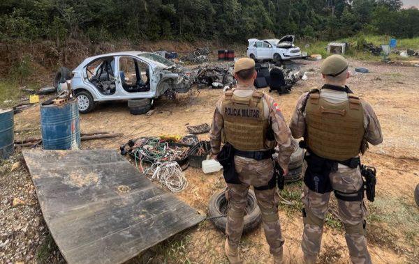 PM flagra desmanche no bairro Brilhante II, em Itajaí