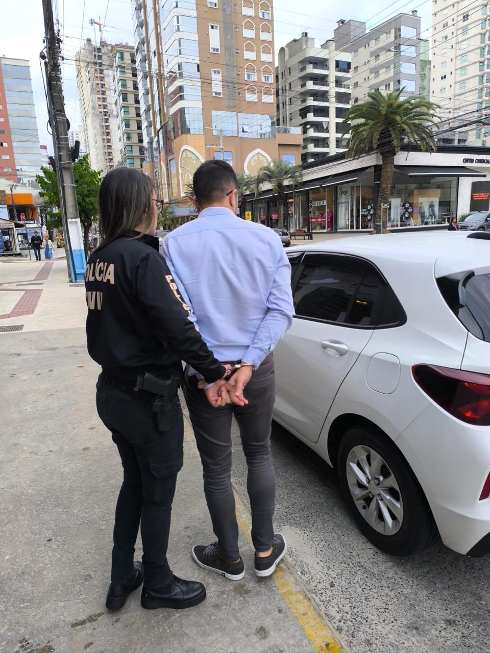 POLÍCIA CIVIL PRENDE EM ITAPEMA INVESTIGADO POR FRAUDES IMOBILIÁRIAS COM PREJUÍZO SUPERIOR A R$ 20 MILHÕES