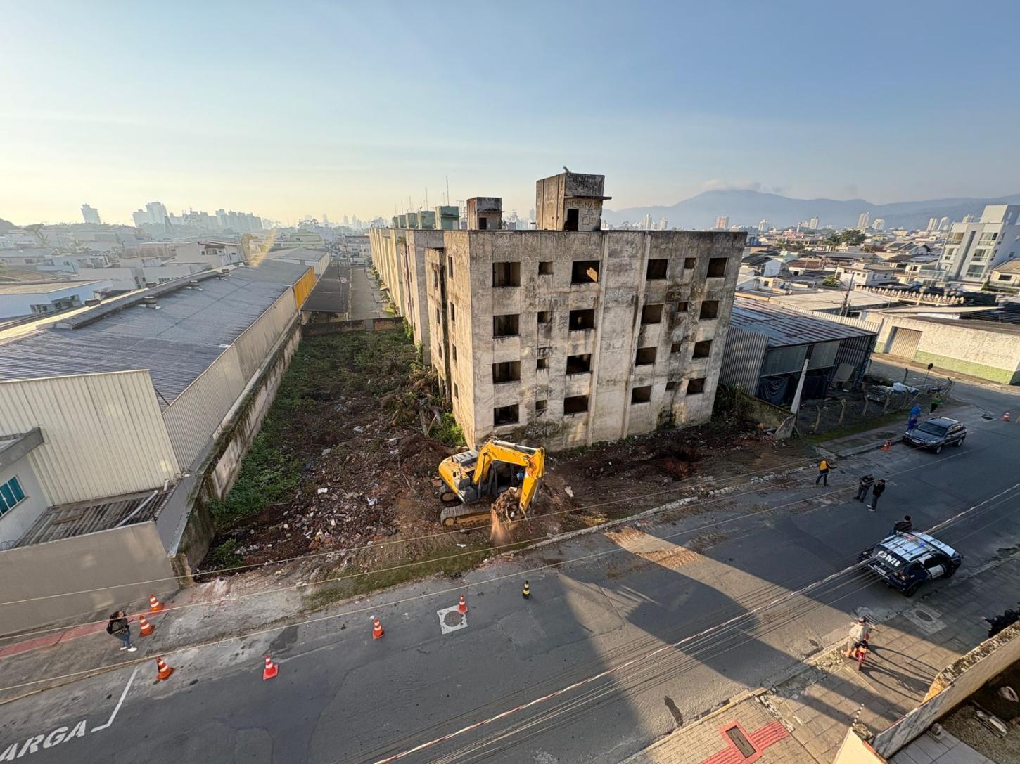 Prefeito Robison Coelho anuncia demolição de prédios abandonados no Portal do Vale após 25 anos