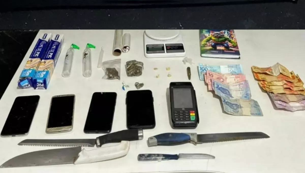 Três jovens são presos por tráfico de drogas e uso de moto clonada em Itajaí