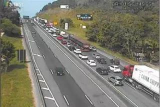 URGENTE: Ciclista morre atropelado na BR-101 em Itapema e acidente causa 9 km de filas