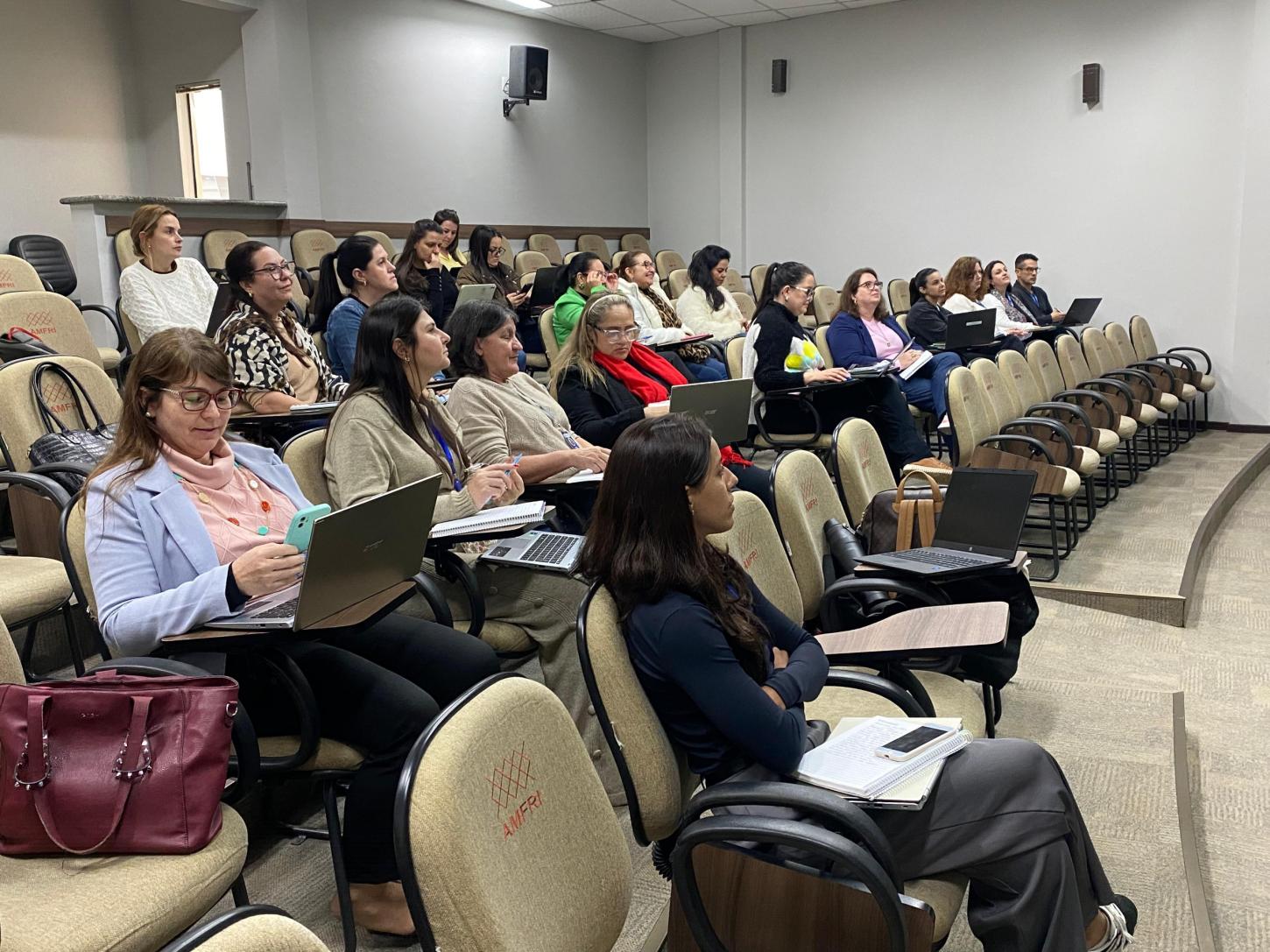 Balneário Camboriú participa de reunião regional sobre o Plano Municipal de Educação
