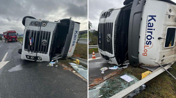 Carreta tomba em acesso a Ilhota e motorista fica ferido