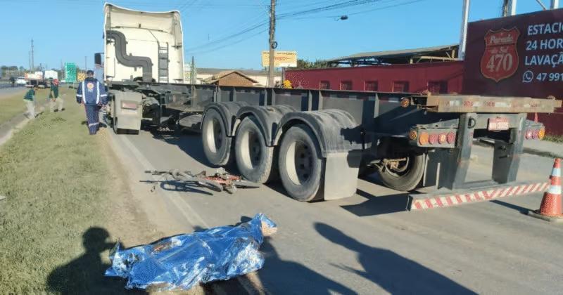 Ciclista perde a vida em colisão com carreta na BR-470, em Navegantes