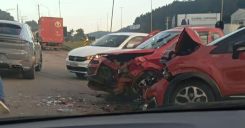 Colisão entre dois veículos bloqueia parte da Marginal Oeste em Balneário Camboriú