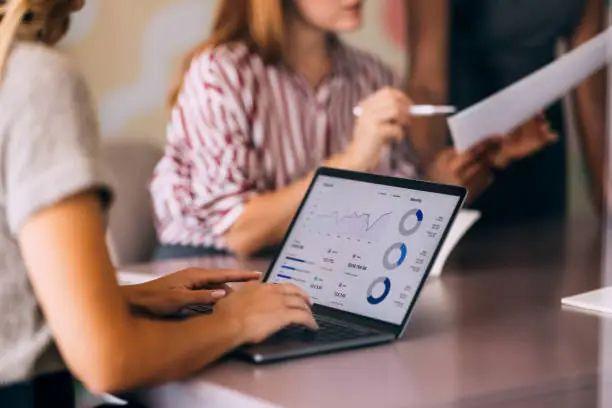 Curso de marketing digital capacita jovens para o mercado online em Itapema