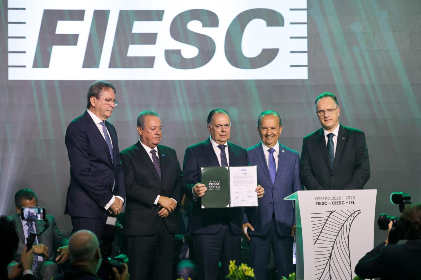 Gilberto Seleme assume presidência da FIESC em cerimônia com participação de Jorginho Mello