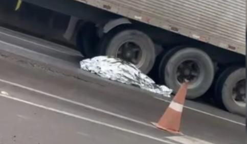 Motociclista morre atropelado por caminhão na BR-101, em Itajaí