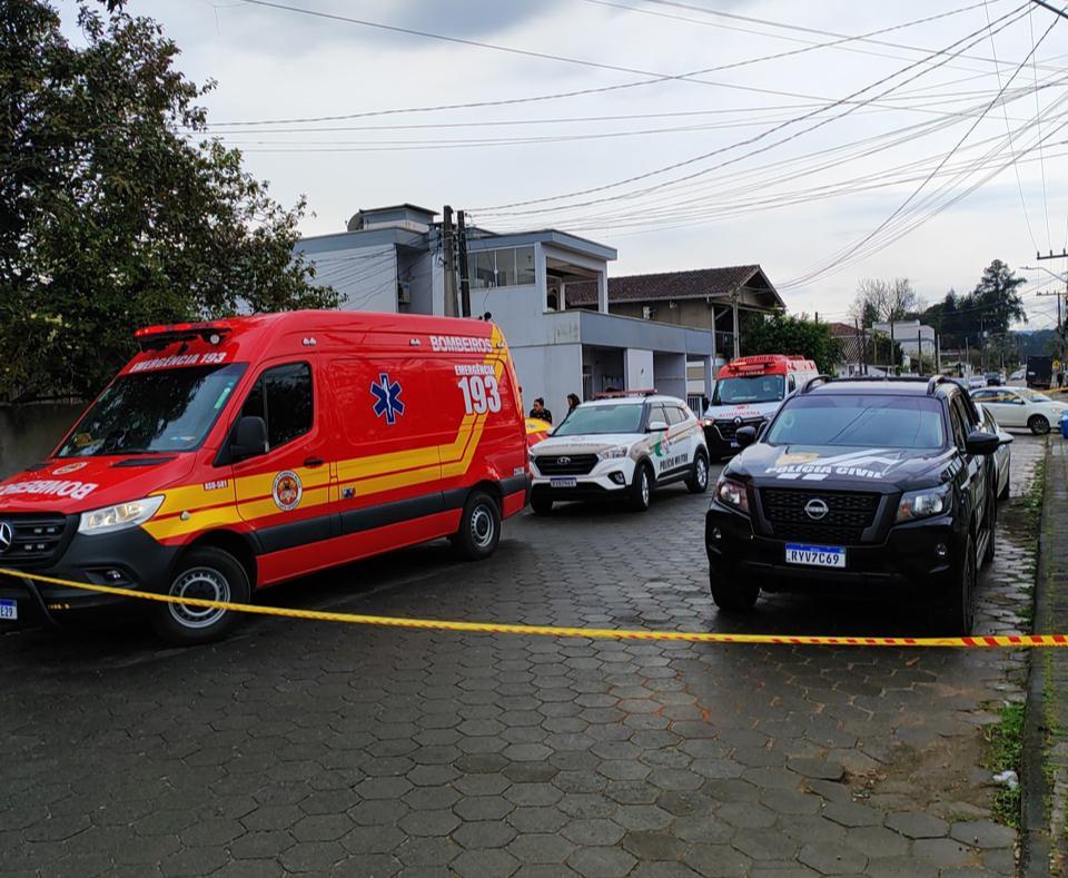 Mulher é encontrada morta dentro de casa em possível caso de feminicídio em Gaspar
