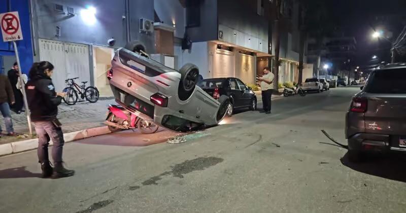 Mulher se distrai com celular e capota veículo na rua 990, em Balneário Camboriú
