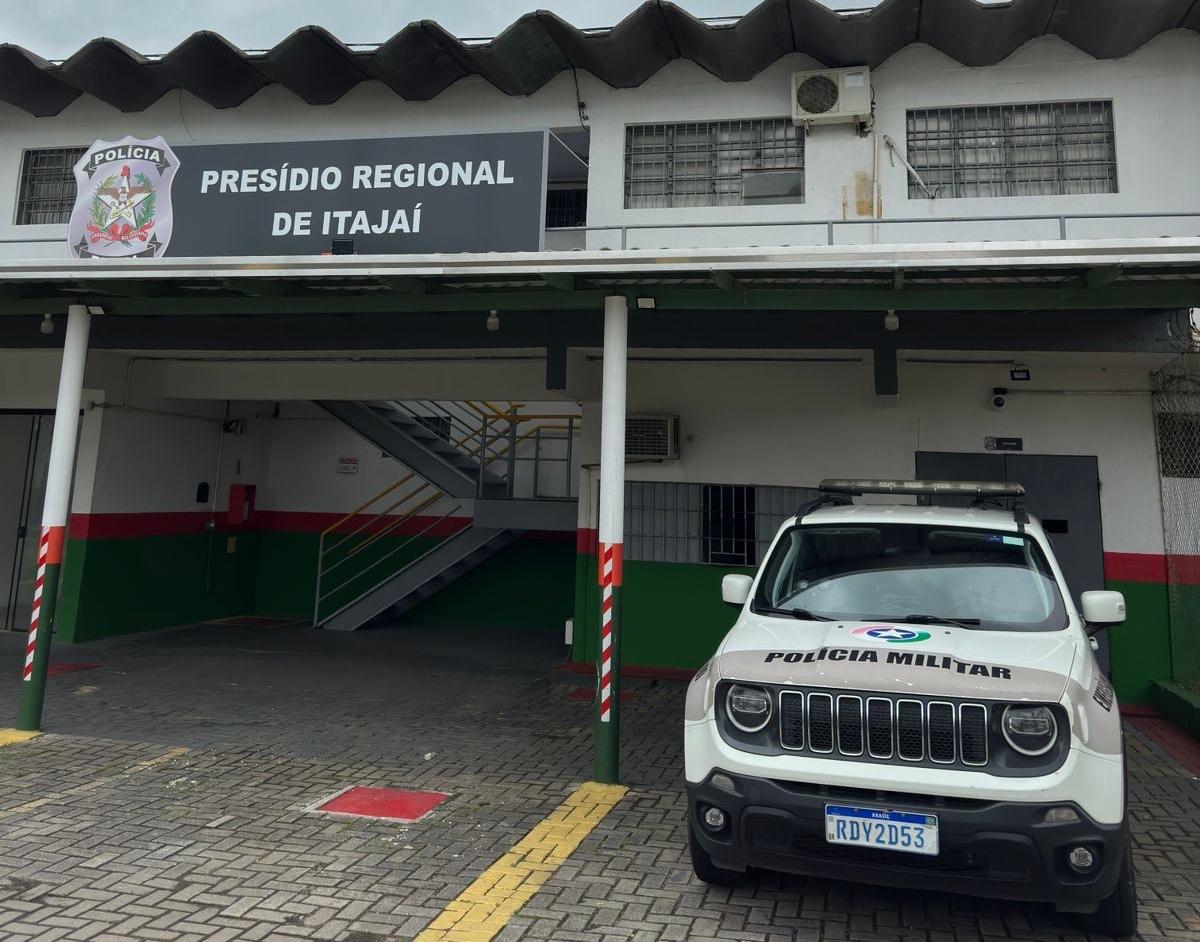 PM apreende duas armas e leva seis suspeitos à delegacia em Itajaí
