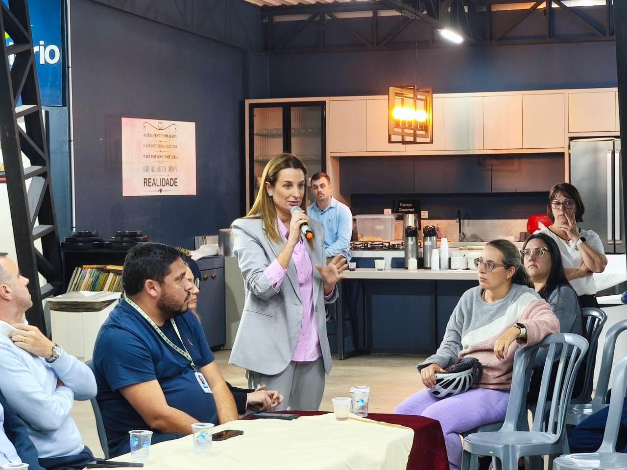 Prefeita Juliana Pavan se reúne com pais de pacientes da Casa do Autista