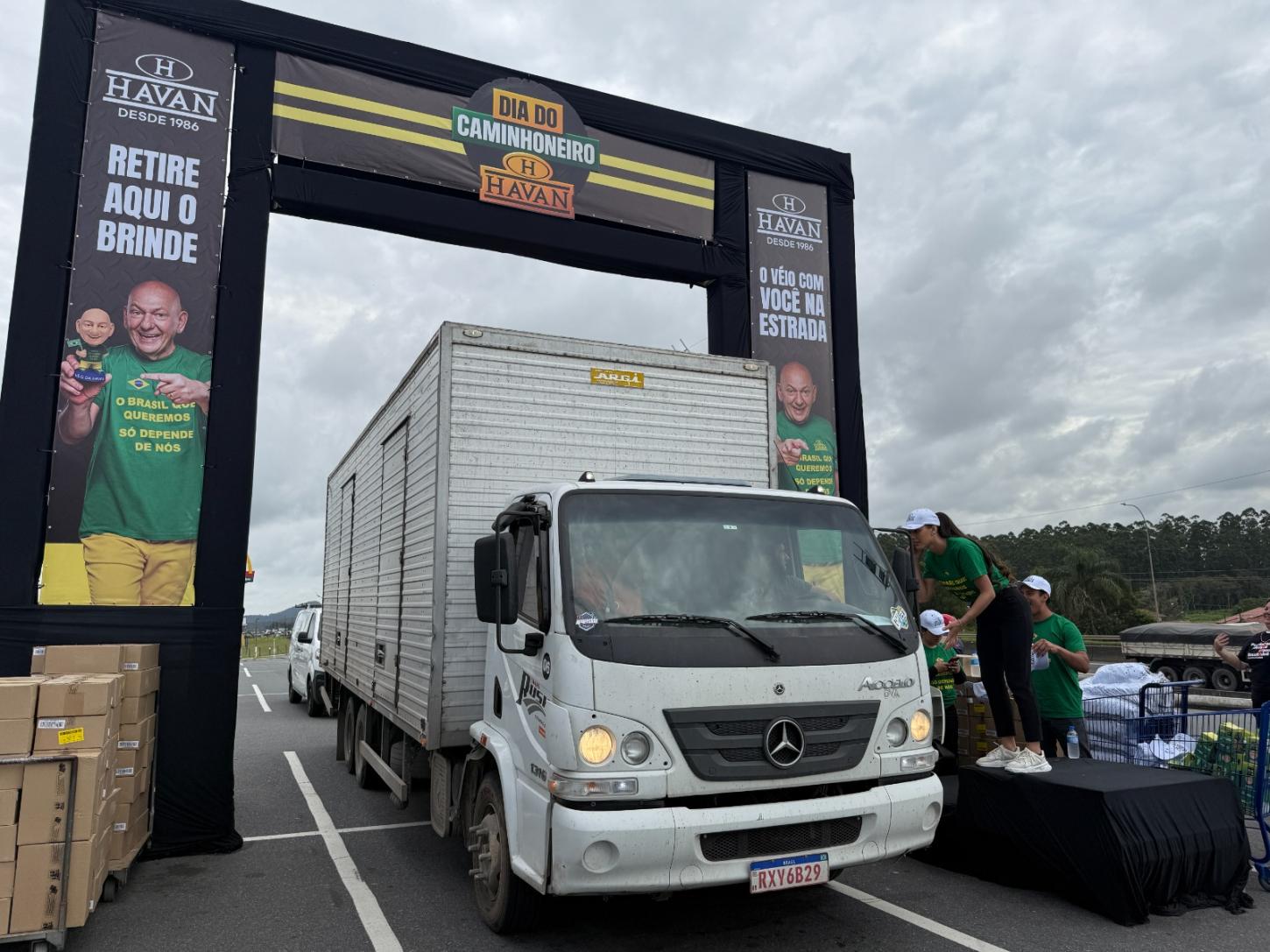 Havan celebra Dia do Caminhoneiro com distribuição de brindes em Barra Velha (SC)