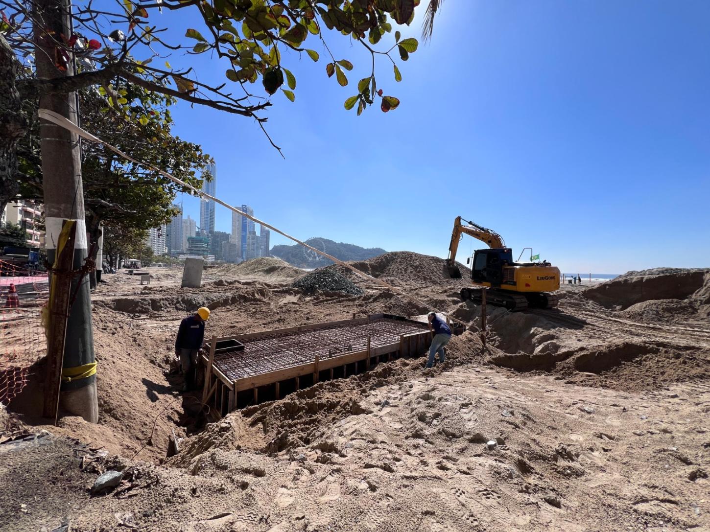 Obra de macrodrenagem em Balneário Camboriú avança com instalação de caixa na Avenida Atlântica