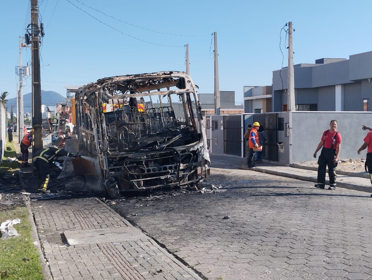 Ônibus de transporte coletivo é destruído por incêndio em Navegantes