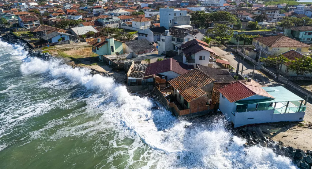 Força do mar causa destruição em Barra Velha, São Francisco do Sul e Itapoá