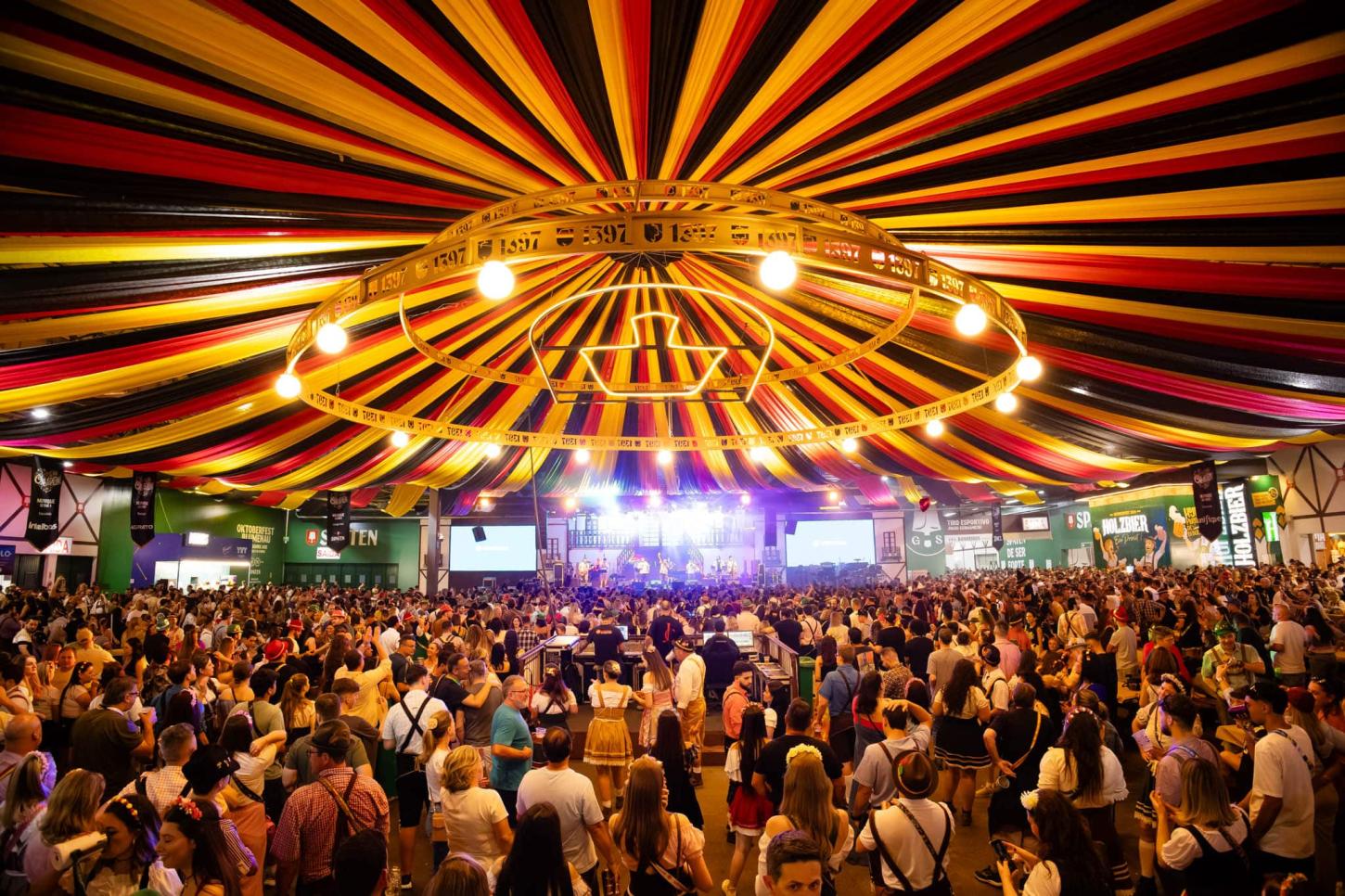 Oktoberfest 2025 começa hoje em Blumenau com 19 dias de festa e tradição alemã