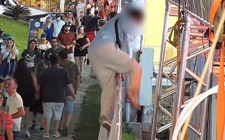 Pulou muro da Oktoberfest Blumenau e é flagrado por câmeras de segurança