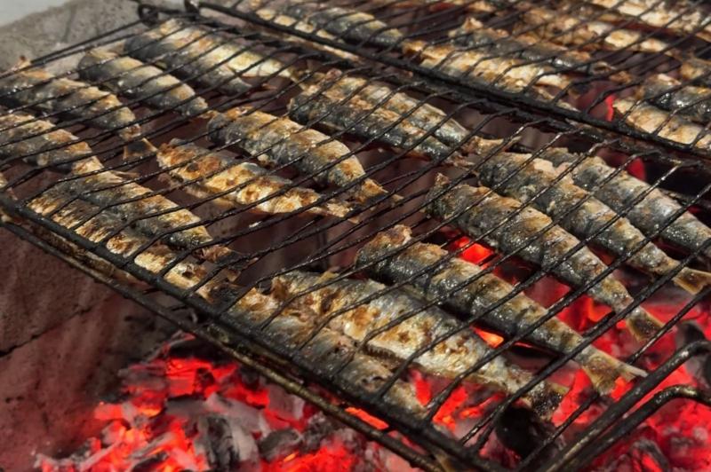 Sardinha na brasa vira símbolo e tradição da Marejada em Itajaí