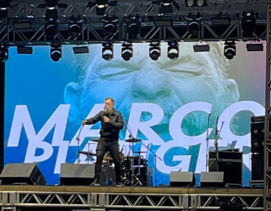 Servidor é homenageado em palestra de Marcos Piangers, e prefeito recebe aplausos de pé em sua defesa