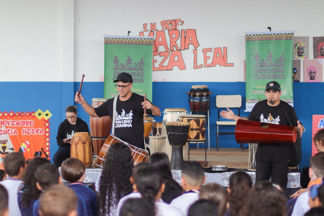 Estudantes de Navegantes participam de oficinas de percussão afro-brasileira