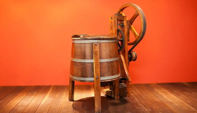 O fundador Walter Mueller desenvolveu a Pioneira, primeira lava roupas do país, a partir de uma estrutura de madeira, motor elétrico e algumas engrenagens