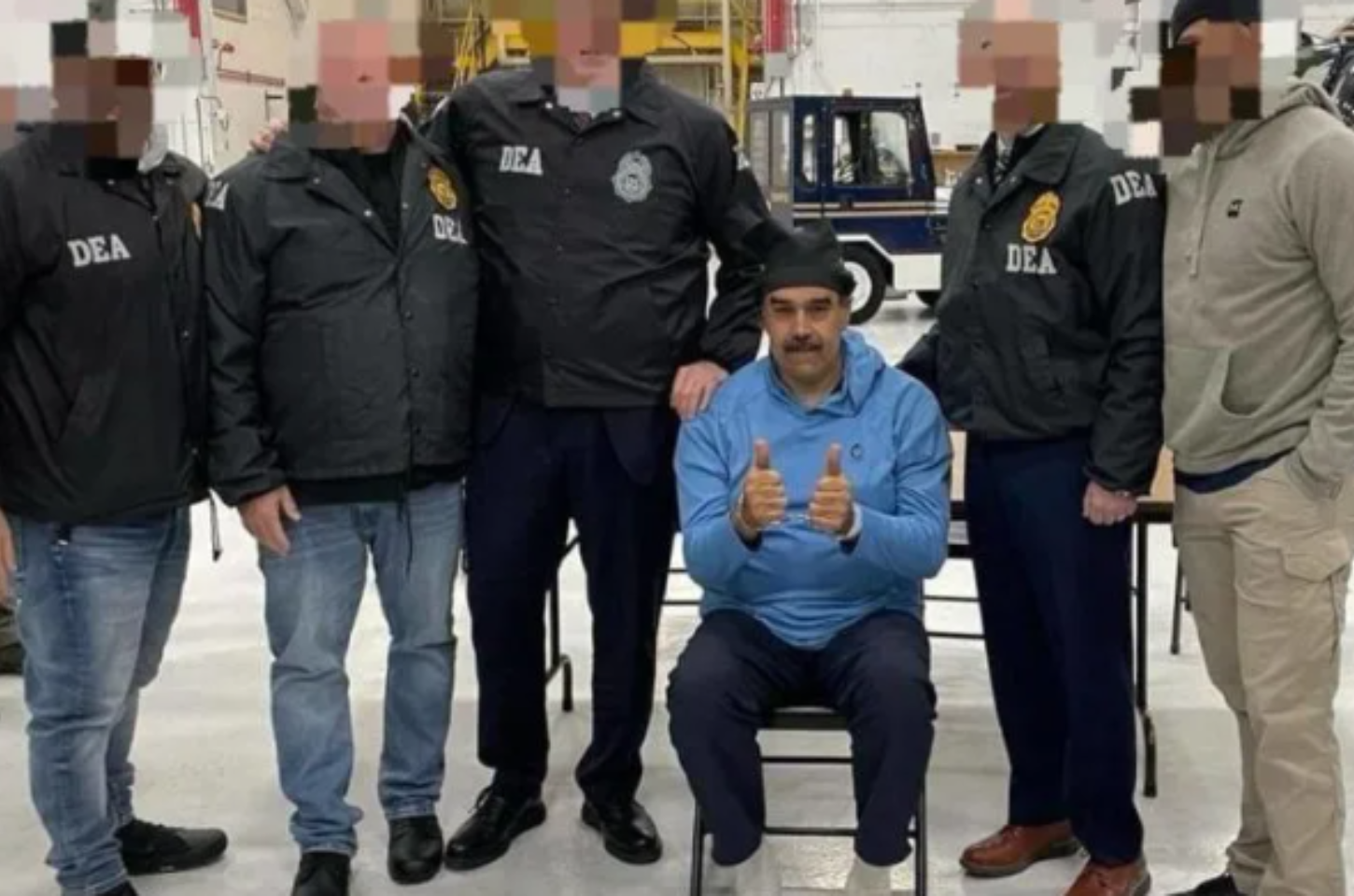 Maduro é preso pelos Estados Unidos e levado à Justiça americana por acusações de narcotráfico e crime organizado