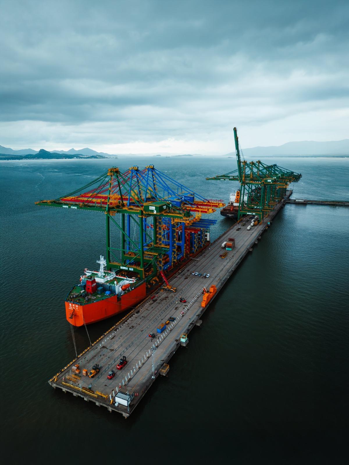 Porto Itapoá reforça capacidade operacional com chegada de novos equipamentos e tecnologias