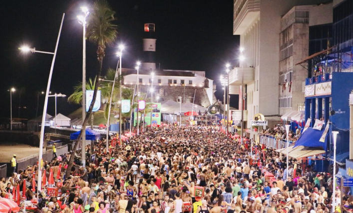 Turista de Itajaí é preso após insultos racistas contra funcionárias em camarote do Carnaval de Salvador