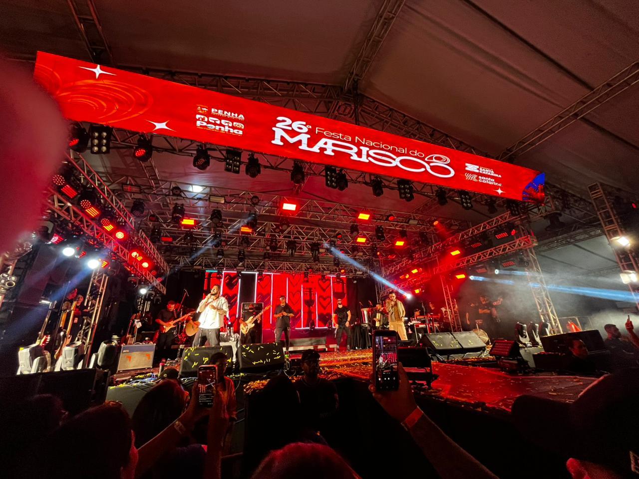 Diego & Victor Hugo emocionam multidão e transformam noite da Festa Nacional do Marisco em espetáculo inesquecível