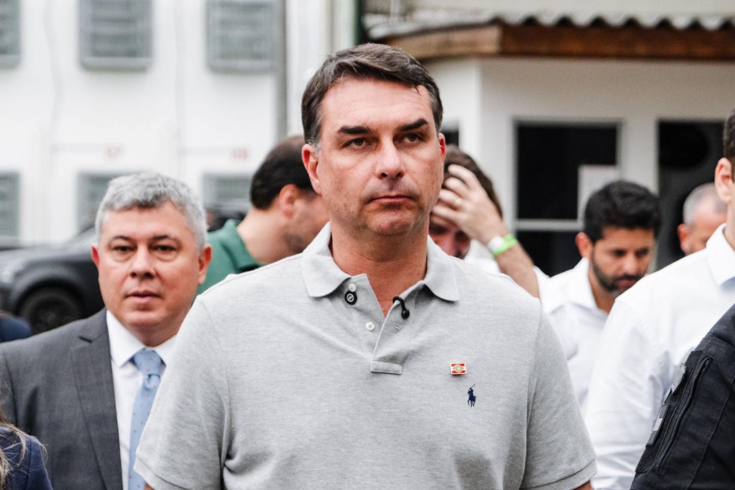 Flávio Bolsonaro atua no Senado em pautas econômicas e políticas