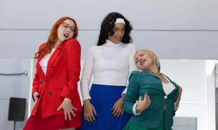 “1989, O Musical” revisita os clássicos adolescentes dos anos 1980 com humor ácido, música e uma reflexão sobre pertencimento