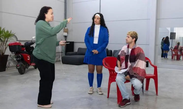 “1989, O Musical” revisita os clássicos adolescentes dos anos 1980 com humor ácido, música e uma reflexão sobre pertencimento