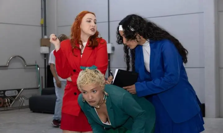 “1989, O Musical” revisita os clássicos adolescentes dos anos 1980 com humor ácido, música e uma reflexão sobre pertencimento