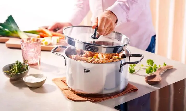 Compra da semana vira projeto na cozinha: Bistek chega à 11ª campanha de selos, e a coleção da vez traz panelas de marca suíça