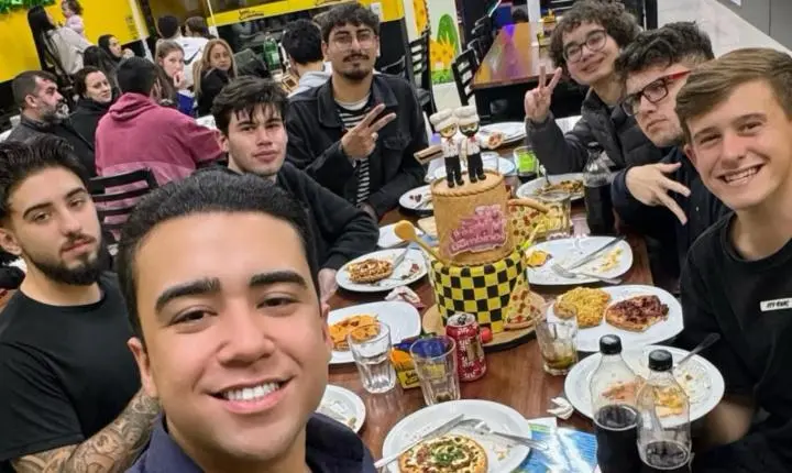 Julio Valério comemora seus 22 anos com seus amigos